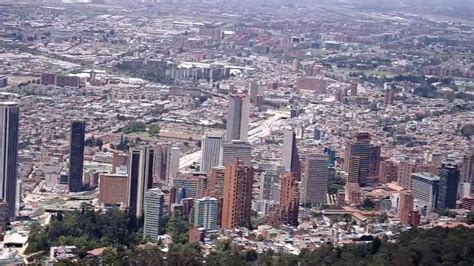 Ciudad de Bogotá Colombia, bajando por el teleférico de ...