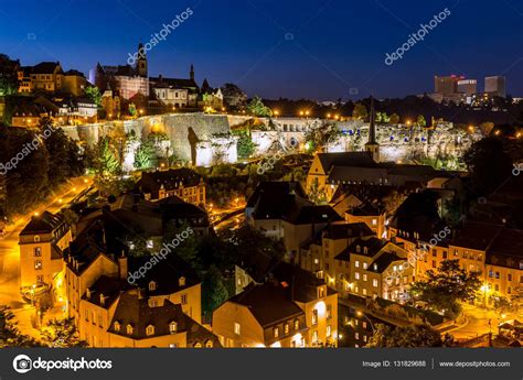 Ciudad de Luxemburgo en la noche — Foto de stock ...