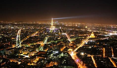Ciudad En La Noche, París, Francia Fotografía editorial ...