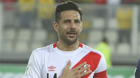 Classify Peruvian footballer Claudio Pizarro