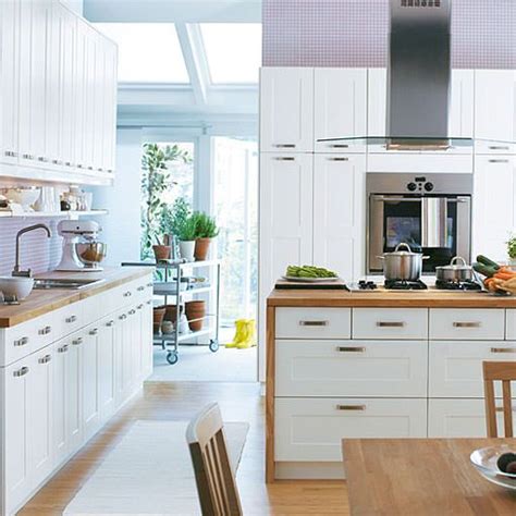 Cocinas blancas de todos los estilos: luz, amplitud y orden