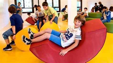 Colegios jesuitas de Cataluña abren aulas con sofás y sin ...