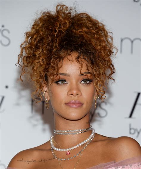 Coleta top para pelo rizado, Rihanna   Peinados de fiesta ...