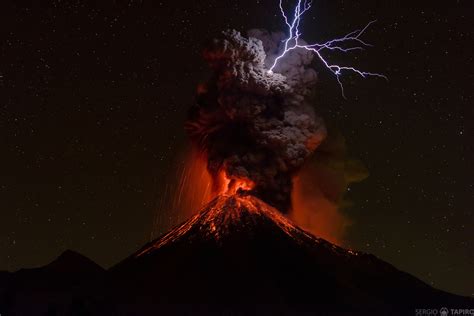 Colima volcano eruption with lightning | Sergio Tapiro