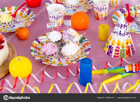 colorida decoración de mesa de fiesta cumpleaños con torta ...
