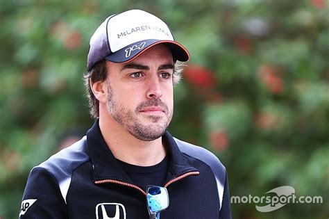Com costela fraturada, Alonso lamenta ausência em Sakhir