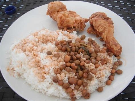 comida  Dominican lunch ...pollo frito, arroz blanco ...