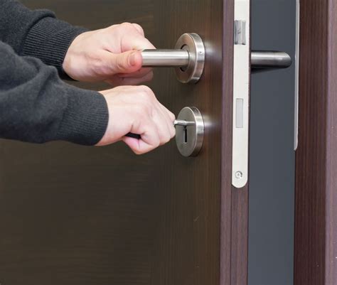 Cómo abrir una puerta sin llave: 6 trucos | Termiser ...