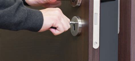 Cómo abrir una puerta sin llave: 6 trucos | Termiser ...
