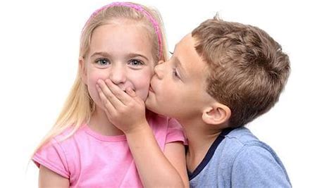 ¿Cómo actuar si mi hijo no quiere dar besos?