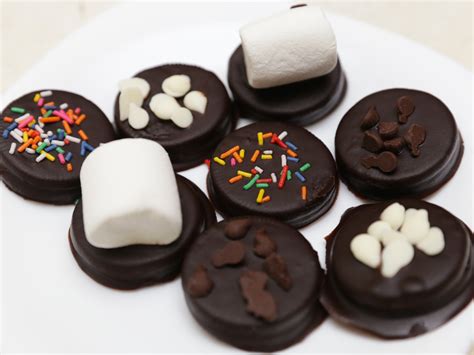 Cómo hacer galletas Oreo cubiertas con chocolate
