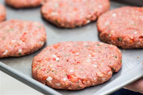 Cómo preparar carne para hamburguesas caseras en 3 pasos ...