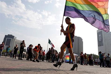 Comunidad LGBT realiza carrera en tacones en Monterrey