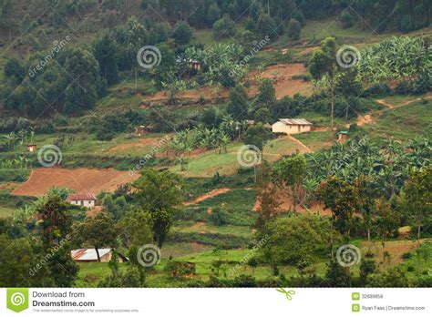 Comunidad rural de Uganda foto de archivo. Imagen de ...