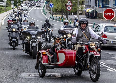 Con traje y corbata en la moto por Bilbao   elcorreo.com