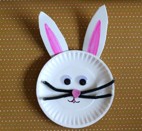 Conejo con un plato de plástico | Manualidades para niños