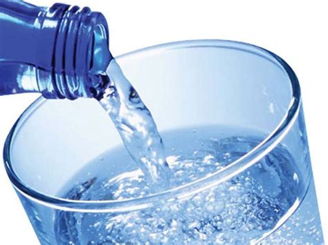 Consecuencias de beber agua mineral | EL DEBATE