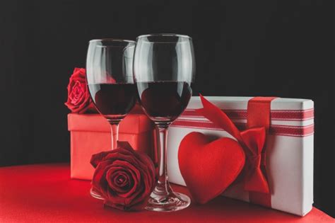 Copas de vino con regalos y un corazón | Descargar Fotos ...