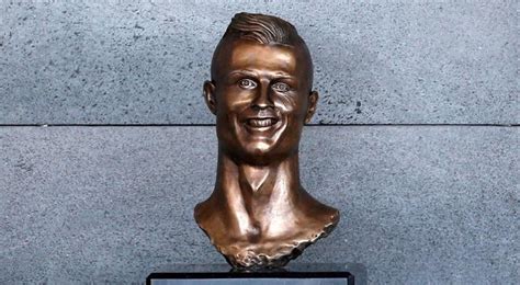 Cristiano Ronaldo. A história do busto que está a correr o ...