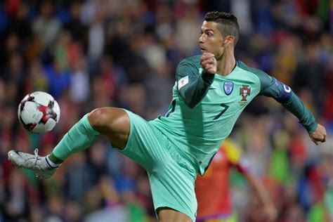 Cristiano Ronaldo acude al rescate de Portugal   SPORTYOU