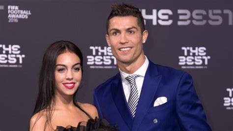 Cristiano Ronaldo aterriza en Ibiza con su novia Georgina ...