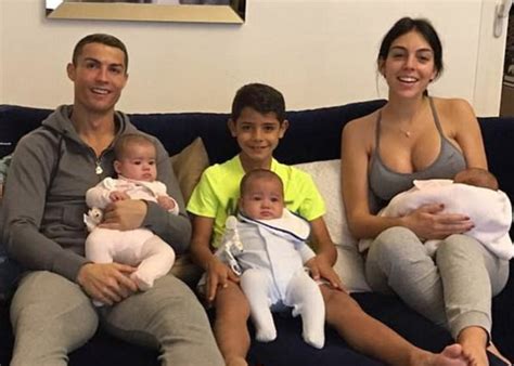 Cristiano Ronaldo comparte primer foto con todos sus hijos