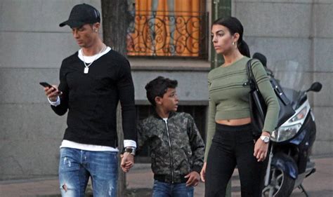 Cristiano Ronaldo, de paseo con su pareja e hijo por ...