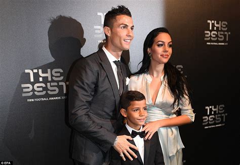 Cristiano Ronaldo flies to London for FIFA The Best Awards ...