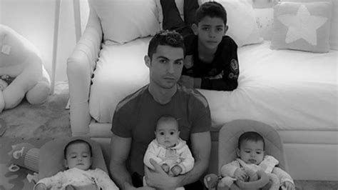 Cristiano Ronaldo posa con sus hijos para hacer un ...