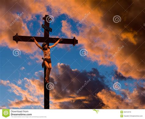 Cristo Crucificado Sobre O Céu Vermelho Da Noite Imagens ...