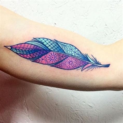 Cuál es el significado de los tatuajes de plumas