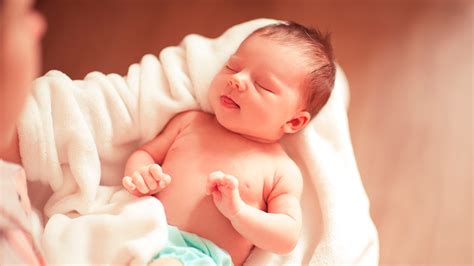¿Cuántas horas debe dormir mi bebé recién nacido?