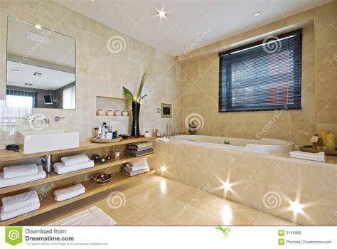 Cuarto de baño de lujo con mármol marrón claro