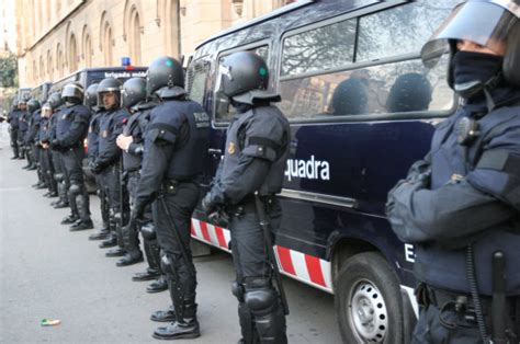 Cuatro vecinos y tres mossos heridos en Sabadell tras un ...