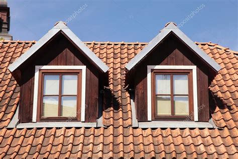 cubierta de teja y ventanas de buhardilla en casa — Foto ...