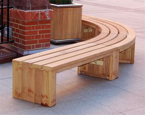 Curved Wooden Bench for Garden and Patio | HomesFeed