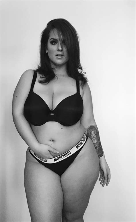 Curvy Models – STYLE & CURVE