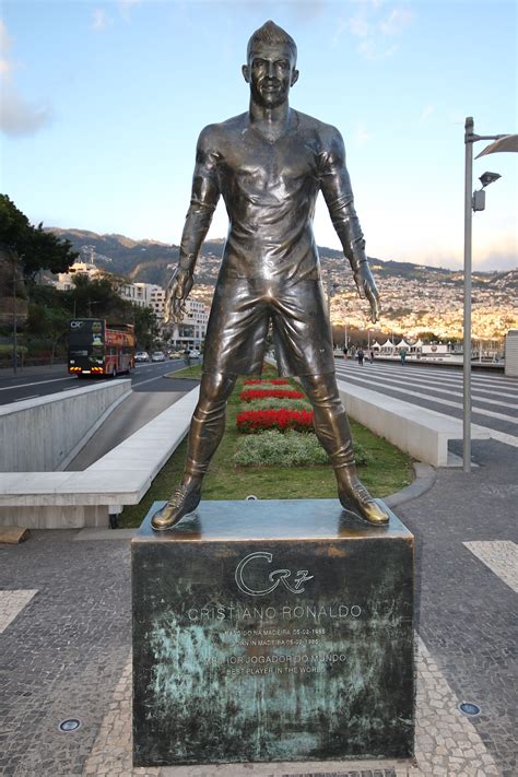 Datei:Cristiano Ronaldo Statue.jpg – Wikipedia
