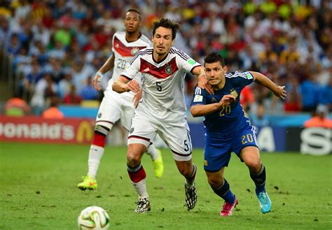 Datei:Germany and Argentina face off in the final of the ...