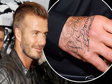 David Beckham se hace un tatuaje en la mano