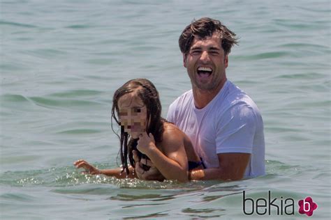 David Bustamante juega con su hija Daniella en el mar en ...