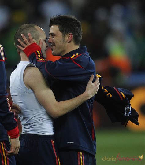 David Villa besa a Iniesta tras el gol contra Holanda en ...
