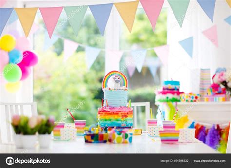 Decoración de fiesta de cumpleaños de niños y pastel ...