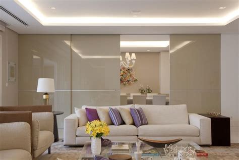 Decorar sala de estar com cores claras, luz no ambiente