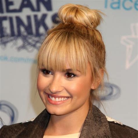 Demi Lovato con un moño alto despeinado   Las celebrities ...