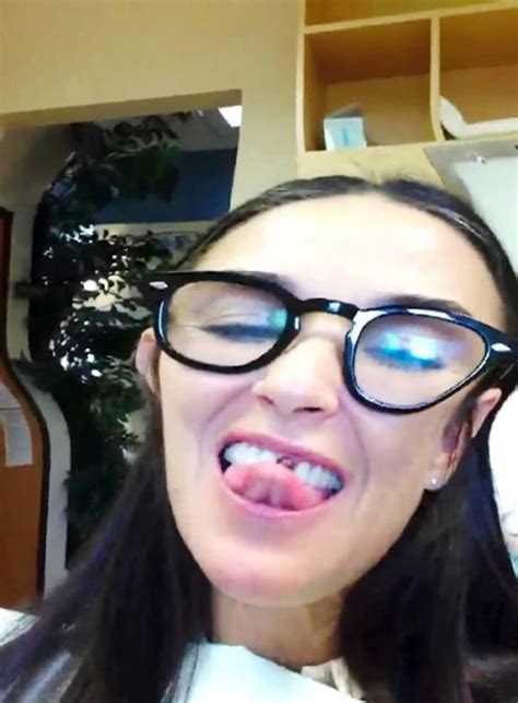 Demi Moore confiesa como perdió sus dientes frontales
