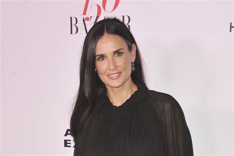 Demi Moore now missing her two front teeth