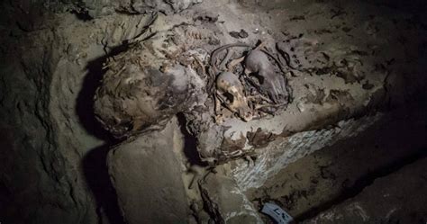 Descubierta una tumba con 17 momias en el centro de Egipto ...