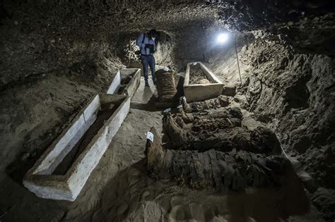 Descubrieron una tumba con 17 momias en el centro de Egipto