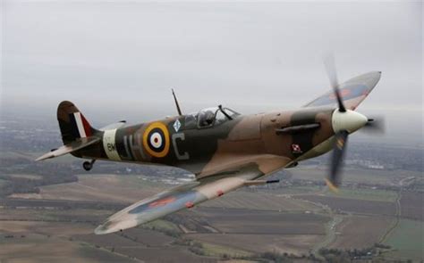 Desenterrarán 60 aviones de combate Spitfire de la Segunda ...